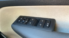 Volvo XC40 2.0 B4P Ultra Dark 5dr Auto Petrol Estate